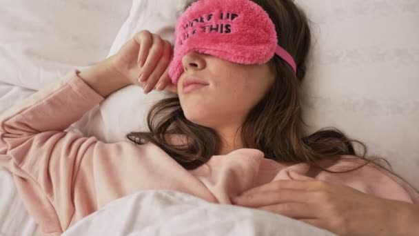 Uma Menina Descontente Está Tirando Sua Máscara Dormir Deitada Cama — Vídeo de Stock
