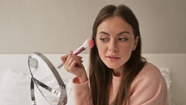 Una Encantadora Chica Está Haciendo Maquillaje Usando Pincel Cama Casa — Vídeo de stock