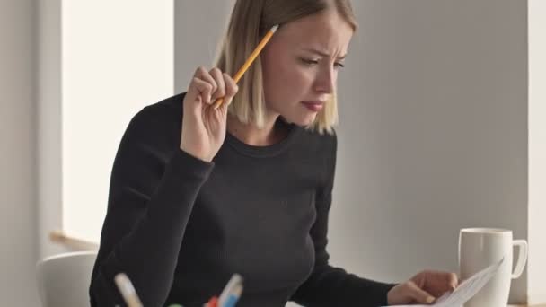 Eine Gestresste Junge Blonde Geschäftsfrau Mit Kopfschmerzen Arbeitet Drinnen Büro — Stockvideo