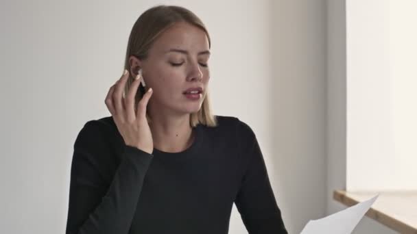 Uma Jovem Mulher Negócios Loira Sorridente Está Falando Telefone Enquanto — Vídeo de Stock