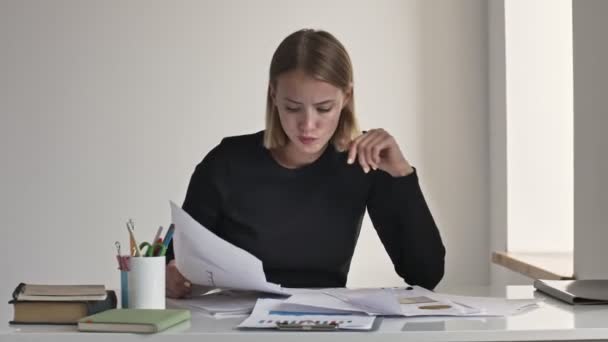 Uma Jovem Mulher Negócios Loira Cansada Séria Está Vomitando Documentos — Vídeo de Stock