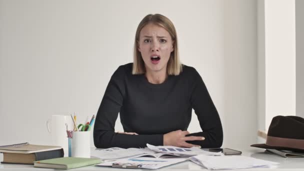 Chockad Ung Blond Kvinna Känner Sig Frustrerad Och Ledsen När — Stockvideo