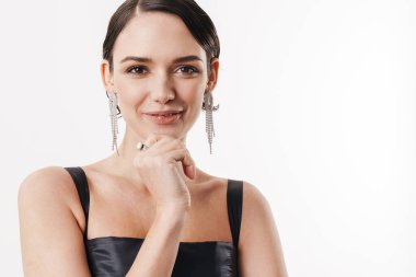 Beyaz arka planda izole edilmiş ve kameraya gülümseyen güzel esmer kadın görüntüsü