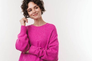 Gülümseyen ve beyaz arka planda izole edilmiş mutlu güzel bir kadın görüntüsü.