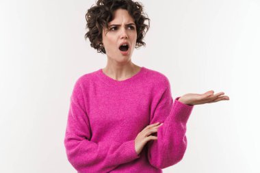 Telaşlı esmer kadın görüntüsü beyaz arka plan üzerinde bağırıyor ve kopyalama alanı tutuyor