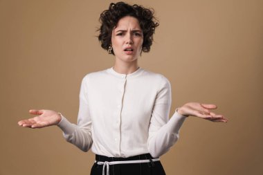 Beyazlaşmış Kafkas kadının bej arka plan üzerinde poz verdiği ve onu tutarken görüntüsü