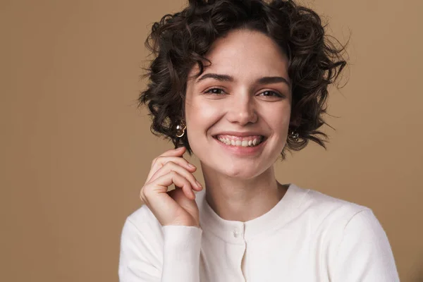 Image Une Jeune Femme Joyeuse Souriante Regardant Caméra Isolée Sur — Photo