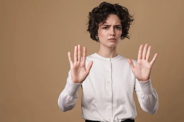 Beeld Van Ontevreden Jonge Vrouw Tonen Stop Gebaar Camera Geïsoleerd — Stockfoto