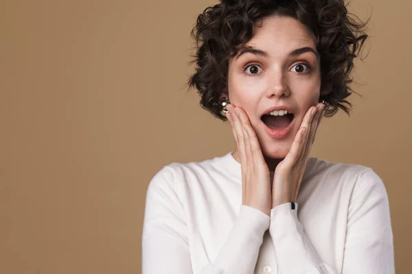 Afbeelding Van Opgewonden Mooie Vrouw Uiten Verrassing Camera Geïsoleerd Beige — Stockfoto