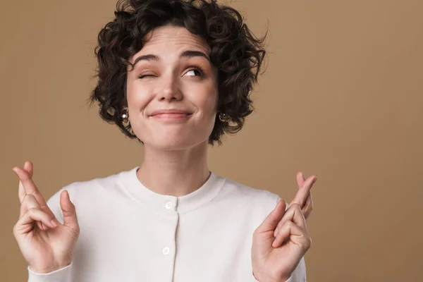 Imagem Mulher Bonita Sorrindo Piscando Segurando Dedos Cruzados Isolado Sobre — Fotografia de Stock