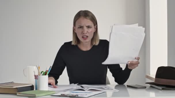 Een Boze Ontevreden Jonge Blonde Vrouw Ruzie Terwijl Het Werken — Stockvideo