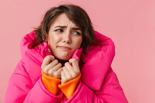 Портрет Незадоволеної Молодої Жінки Теплому Пальто Замерзає Виглядає Ізольовано Рожевому — стокове фото