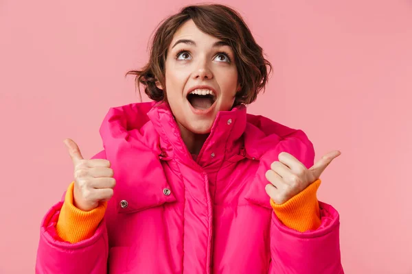 Porträt Einer Jungen Aufgeregten Frau Warmem Mantel Mit Erhobenem Daumen — Stockfoto