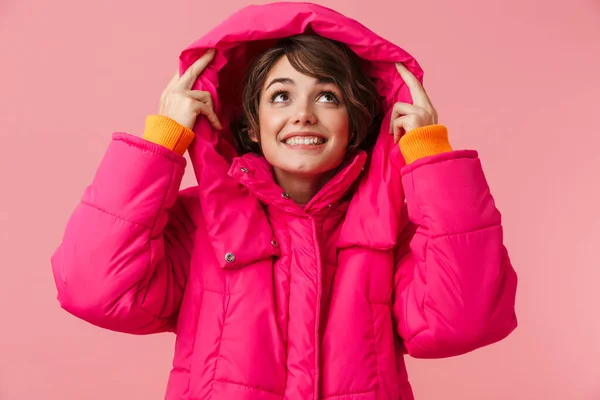 Портрет Молодой Радостной Женщины Теплом Капюшоне Улыбающейся Смотрящей Вверх Розовый — стоковое фото