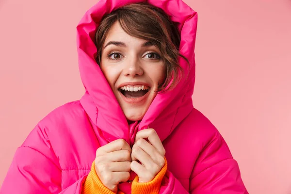 Retrato Mujer Joven Complacida Capucha Caliente Congela Sonríe Aislado Sobre — Foto de Stock