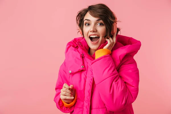 헤드폰을 코트를 배경으로 여성의 — 스톡 사진