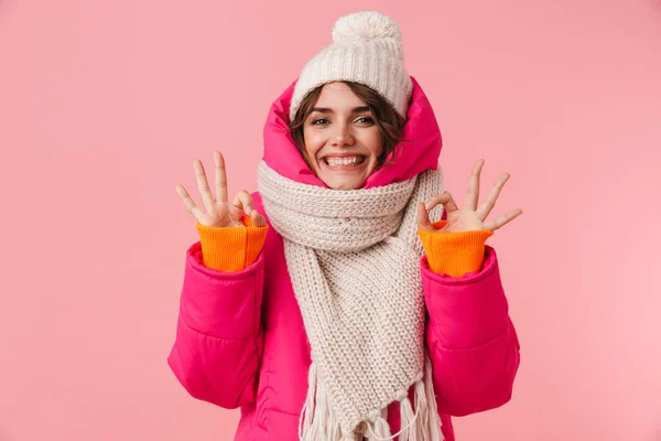 Retrato Hermosa Mujer Encantada Ropa Abrigo Gesto Signo Sonriendo Aislado —  Fotos de Stock