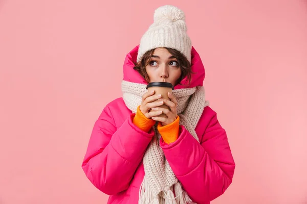 Retrato Una Hermosa Mujer Linda Ropa Abrigo Mirando Lado Bebiendo —  Fotos de Stock