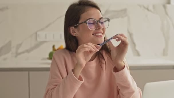 Uma Garota Engraçada Sorrindo Usando Óculos Está Posando Enquanto Diverte — Vídeo de Stock