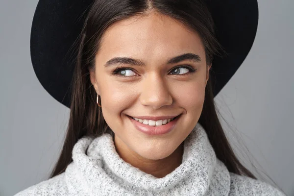 Imagen Joven Mujer Feliz Sombrero Negro Sonriendo Mirando Lado Aislado —  Fotos de Stock