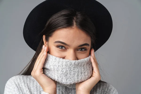 Beeld Van Jonge Gelukkige Vrouw Zwarte Hoed Kijken Naar Camera — Stockfoto