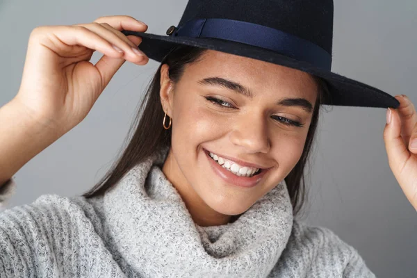 Imagen Mujer Feliz Agradable Sombrero Negro Sonriendo Mirando Lado Aislado —  Fotos de Stock
