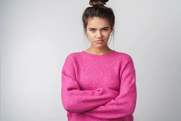 Imagen Una Agradable Mujer Disgustada Suéter Rosa Posando Con Las —  Fotos de Stock