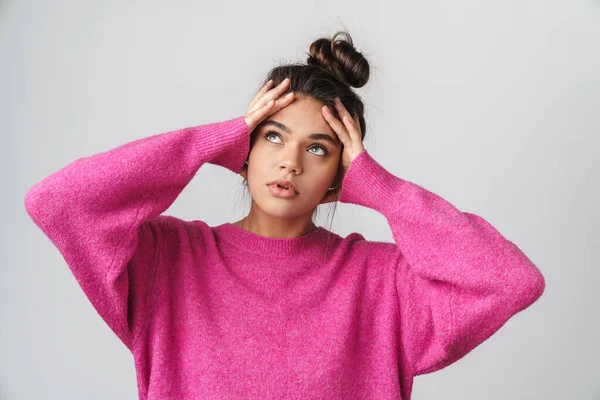 Afbeelding Van Mooi Denkende Vrouw Roze Trui Kijken Naar Boven — Stockfoto