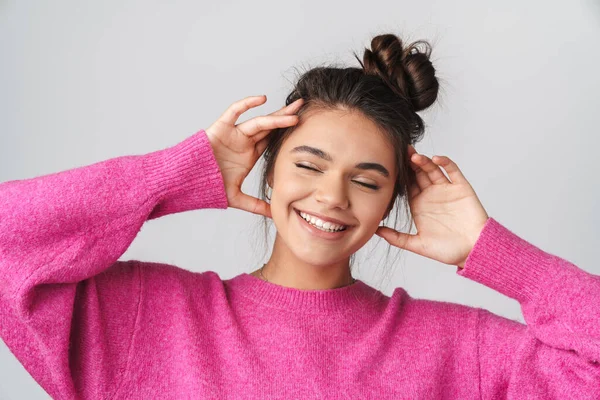 Imagen Una Bonita Mujer Sonriente Suéter Rosa Posando Con Los —  Fotos de Stock