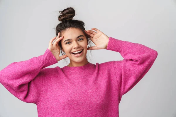 Imagen Una Agradable Mujer Alegre Suéter Rosa Sonriendo Agarrando Cabeza —  Fotos de Stock