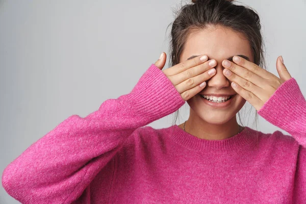 Imagem Mulher Animada Agradável Suéter Rosa Sorrindo Cobrindo Seus Olhos — Fotografia de Stock