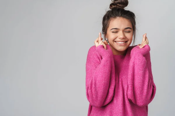 Pembe Kazaklı Güzel Neşeli Bir Kadının Beyaz Arka Planda Parmakları — Stok fotoğraf