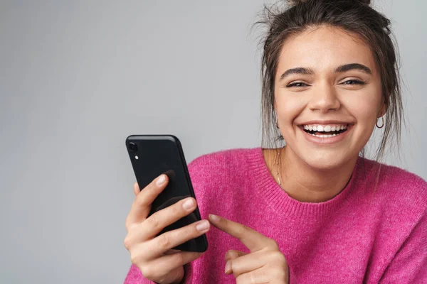 Зображення Збудженої Красивої Жінки Вказує Пальцем Мобільний Телефон Посміхається Ізольовано — стокове фото