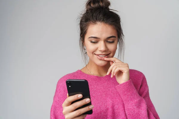 Bild Von Fröhlich Schöne Frau Mit Handy Und Lächeln Isoliert — Stockfoto