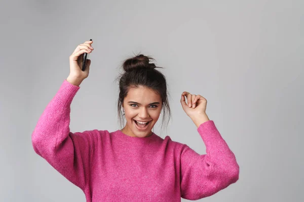 Beeld Van Vrolijke Mooie Vrouw Met Behulp Van Mobiele Telefoon — Stockfoto