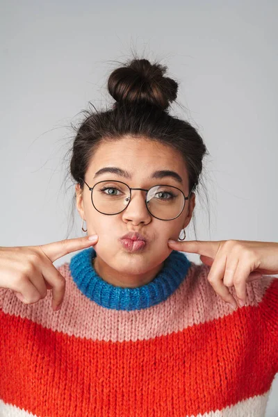 Afbeelding Van Vrolijke Mooie Vrouw Bril Wijzende Vingers Haar Wangen — Stockfoto