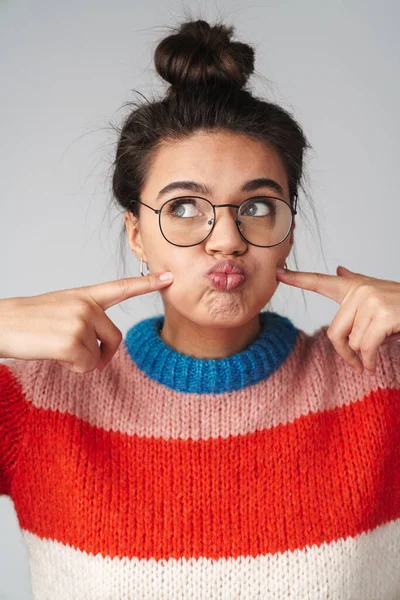 Afbeelding Van Vrolijke Mooie Vrouw Bril Wijzende Vingers Haar Wangen — Stockfoto