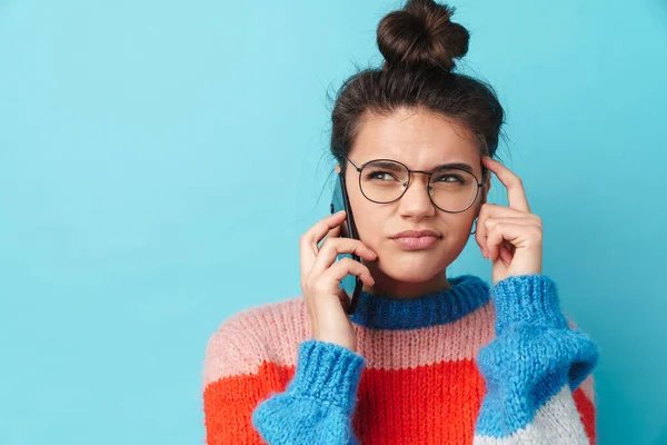 Beeld Van Denkende Jonge Vrouw Bril Praten Smartphone Geïsoleerd Blauwe — Stockfoto