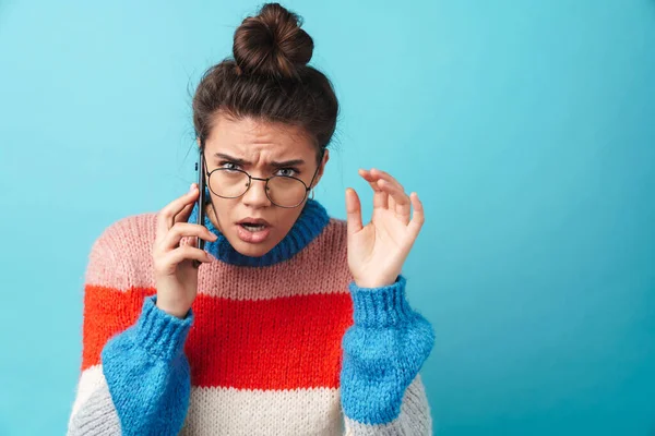 Afbeelding Van Geïrriteerde Mooie Vrouw Bril Praten Smartphone Geïsoleerd Blauwe — Stockfoto