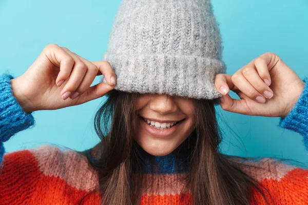 Imagem Mulher Bonita Feliz Sorrindo Fazendo Piada Com Tricô Cap — Fotografia de Stock