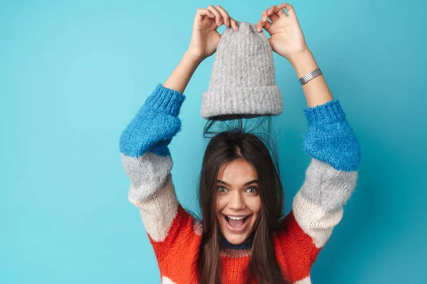 Image Heureuse Belle Femme Souriante Moquant Avec Bonnet Tricot Isolé — Photo