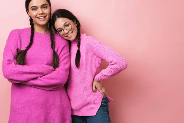 Bild Von Zwei Glücklichen Teenager Mädchen Mit Zöpfen Lässiger Kleidung — Stockfoto
