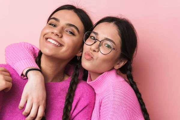 Imagem Duas Adolescentes Felizes Com Tranças Roupas Casuais Sorrindo Para — Fotografia de Stock