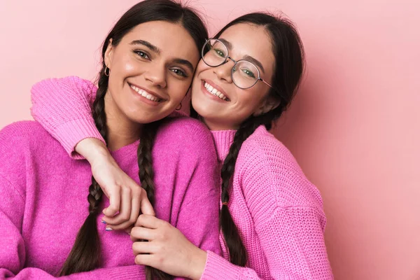 Afbeelding Van Twee Gelukkige Tienermeisjes Met Vlechten Casual Kleding Glimlachen — Stockfoto