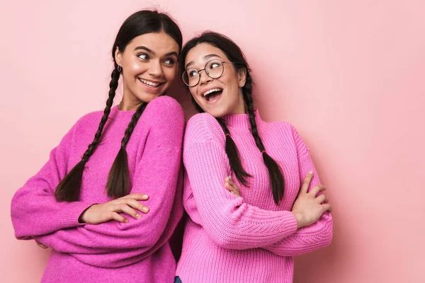 Zwei Fröhliche Niedliche Teenager Mädchen Die Rücken Rücken Isoliert Vor — Stockfoto