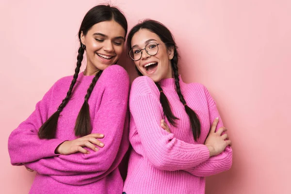 Zwei Fröhliche Niedliche Teenager Mädchen Die Rücken Rücken Isoliert Vor — Stockfoto