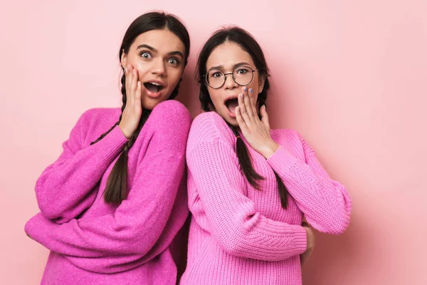 Dva Veselé Roztomilé Dospívající Dívky Stojící Zády Sobě Izolované Přes — Stock fotografie