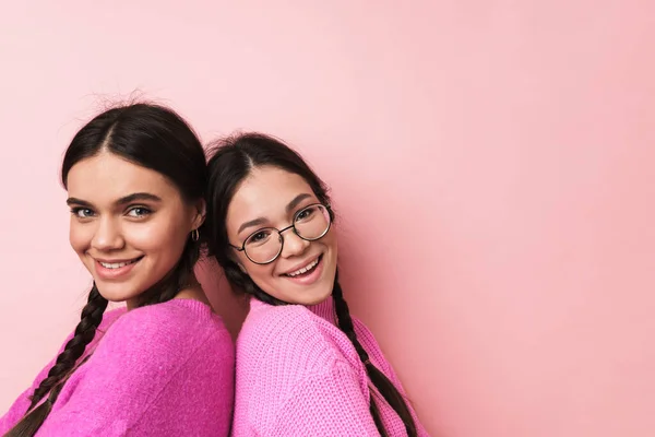 Imagem Duas Adolescentes Felizes Com Tranças Roupas Casuais Sorrindo Para — Fotografia de Stock