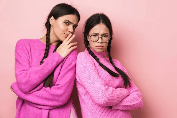 Bild Von Zwei Aufgebrachten Teenagermädchen Mit Zöpfen Lässiger Kleidung Die — Stockfoto