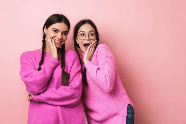 Bild Von Zwei Glücklichen Teenagermädchen Mit Zöpfen Die Ihr Staunen — Stockfoto